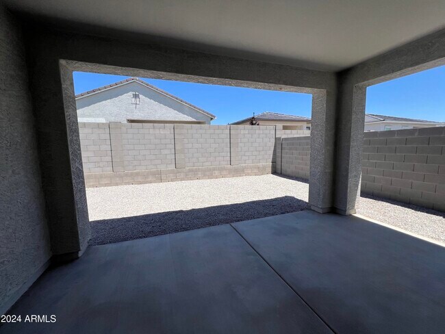 Building Photo - 15618 W Desert Hollow Dr