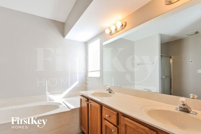 Building Photo - 2 Sassafras Parc Ct