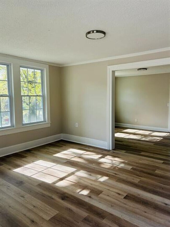 Building Photo - 3/2 Available Now!