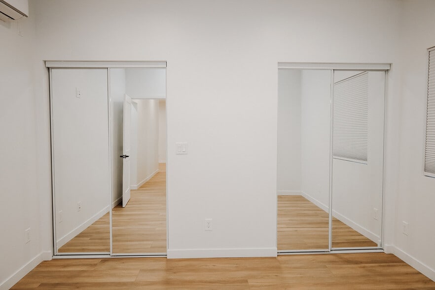 Master w double closets - 233 E 25th St