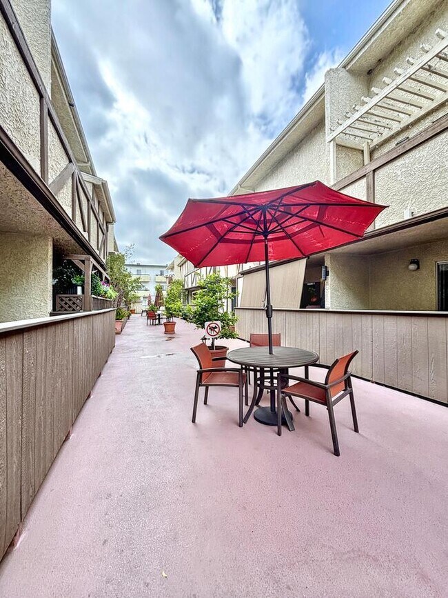 Building Photo - Lovely 2-Bed, 2-Bath Condo with Great Loca...