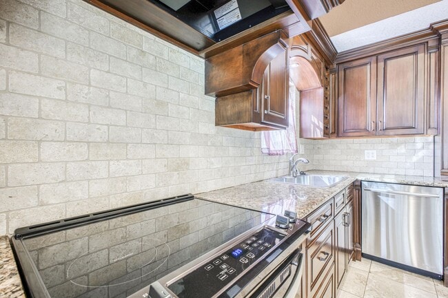 Building Photo - Beautiful House with 4 bed - 2 baths - office & covered big Jacuzzi