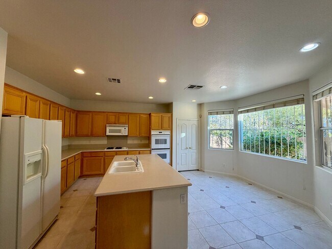 Building Photo - Lovely, large 4 bedroom