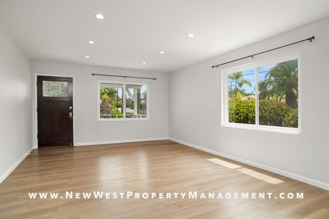 Building Photo - Upgraded Oceanside 3 Bedroom, Available Now! Small Pet OK!