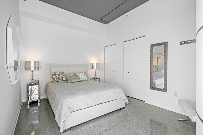 Building Photo - 10 SW South River Dr