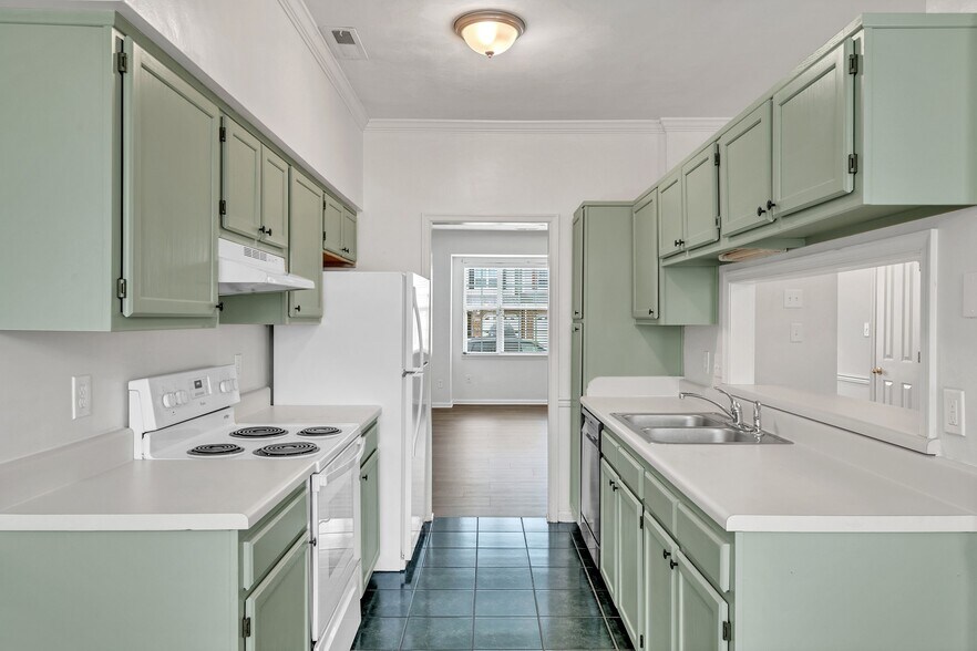 Building Photo - 518 S Lake Cir