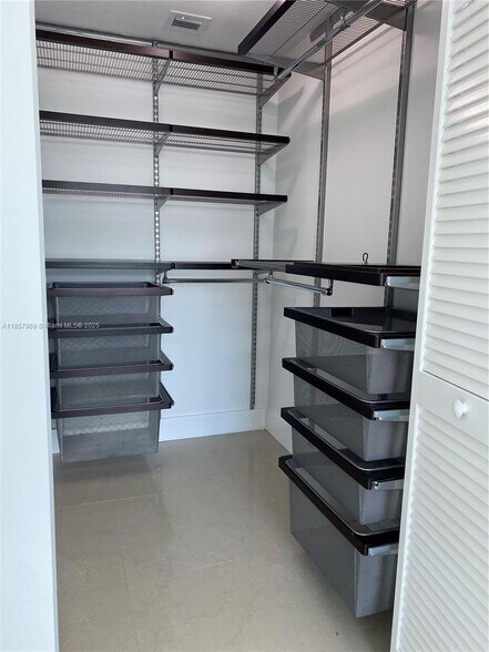 Building Photo - 950 Brickell Bay Dr