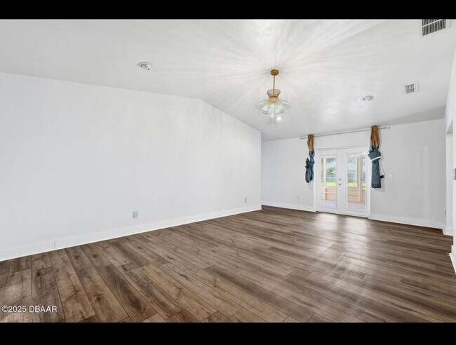 Building Photo - 3 Bedroom with Florida Room and Shed Available Now - Daytona Beach