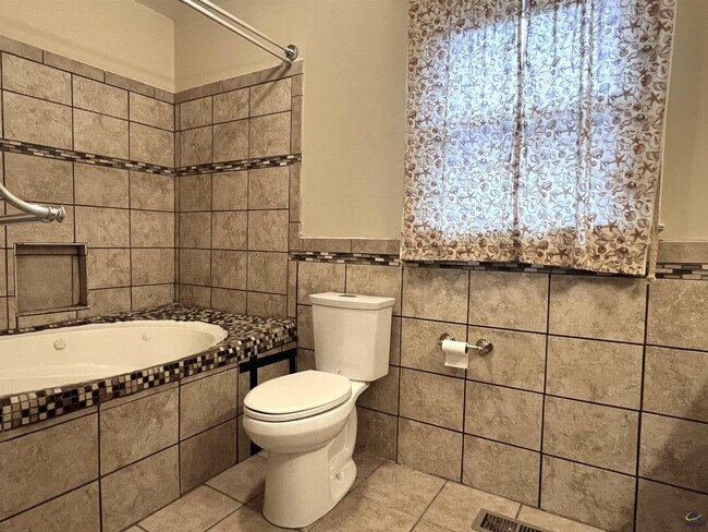 Building Photo - 212 Highland Dr