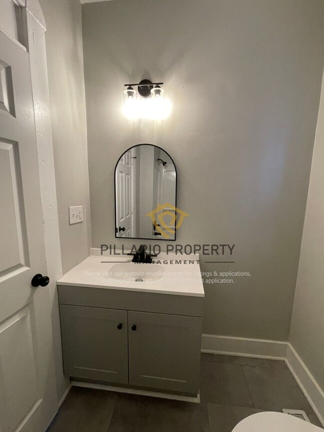Building Photo - Charming 2-Bedroom Home with Modern Finish...