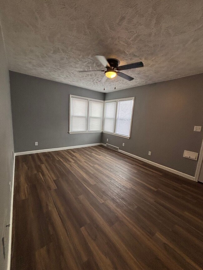 Building Photo - Spacious 4 Bedroom 1.5 Bath House!!