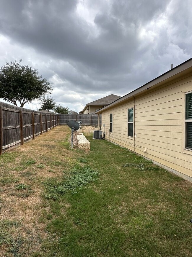 Building Photo - Spacious 3/2 Duplex in New Braunfels