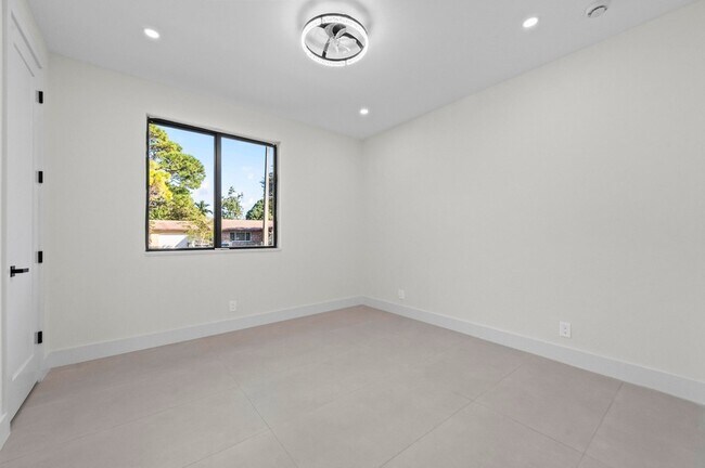 Building Photo - 621 NW 42nd Ave