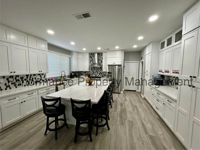 Building Photo - Stunning 4 Bed/3 Bath NW Bakersfield Home ...