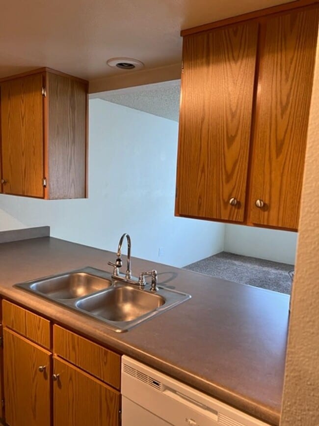 Building Photo - SINGLE LEVEL 2 BEDROOM CONDO