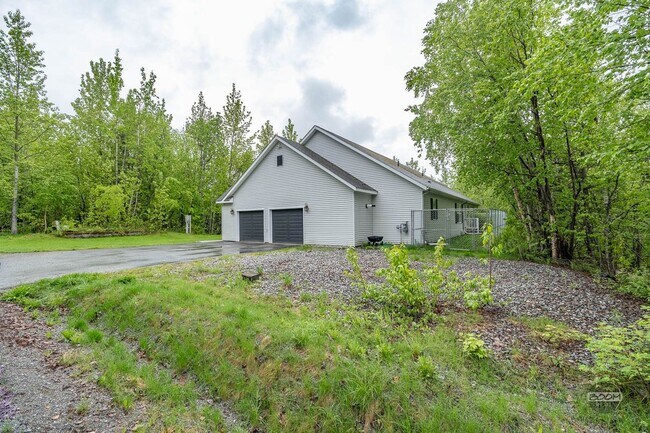 Building Photo - Charming Palmer Home!
