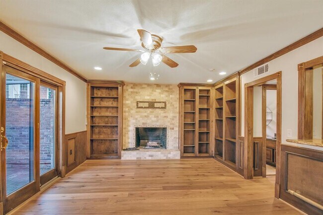 Building Photo - 452 N Post Oak Ln