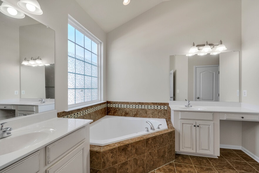 Building Photo - 6 Lamplighter Ln