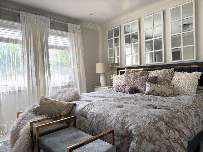 Building Photo - 1010 NE 8th Ave