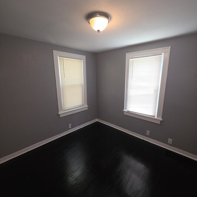 Building Photo - Cozy 3 bedrooms and 1 full bath home located on S Willow Ave in Independence, MO