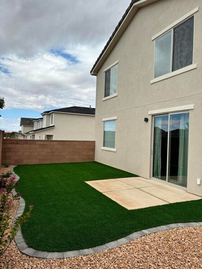Building Photo - Stunning 4-Bedroom Home!