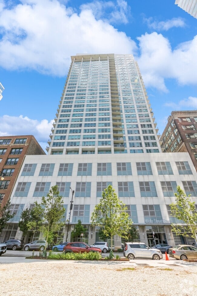 Building Photo - 701 S Wells St