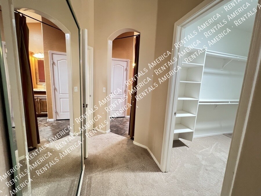 Building Photo - 1536 E Fontana Dr