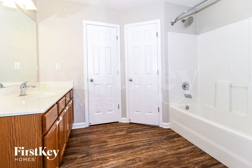 Building Photo - 8558 Shady Elm Dr