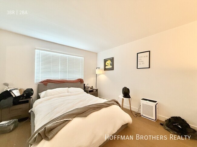 Building Photo - 1102 11th St