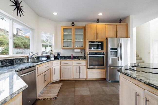 Building Photo - 5663 Basin View Dr