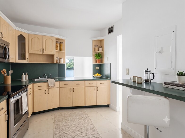 Kitchen - 1670 NE 191st St
