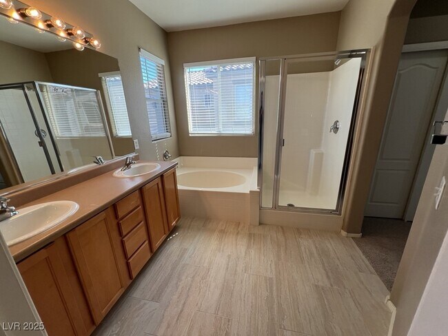 Building Photo - 733 Easter Lily Pl