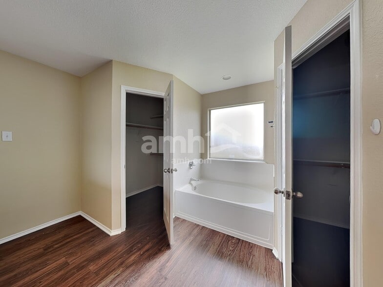 Building Photo - 324 Rock Hill Dr