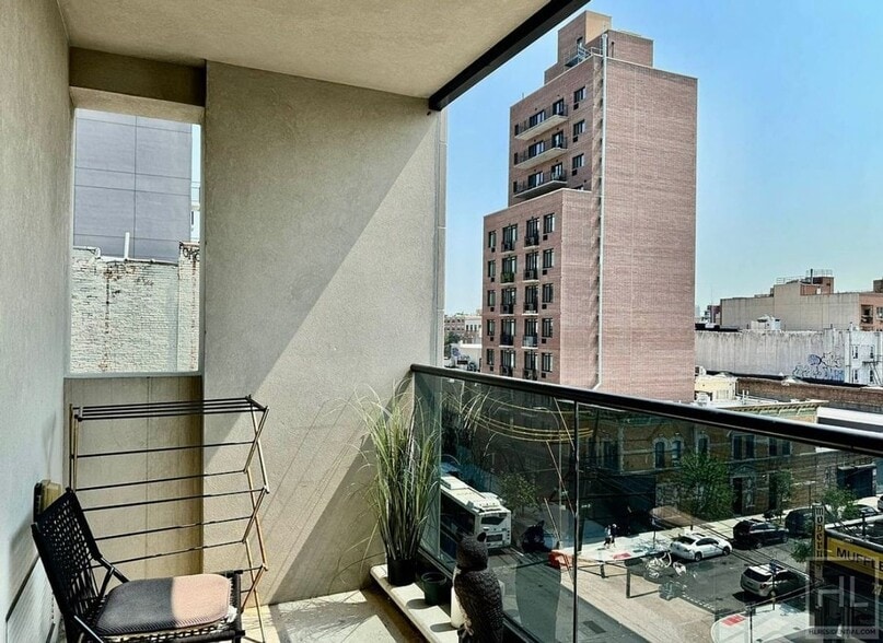 Building Photo - Gorgeous rent stabilized one bedroom with balcony
