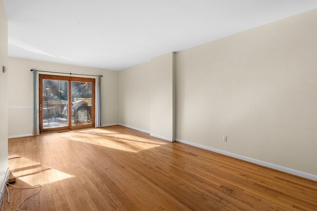 Building Photo - 4 Bedroom 3.5 Bathroom - Van Ness/Tenleytown Semi Detached Home - Attached 1 Car Garage
