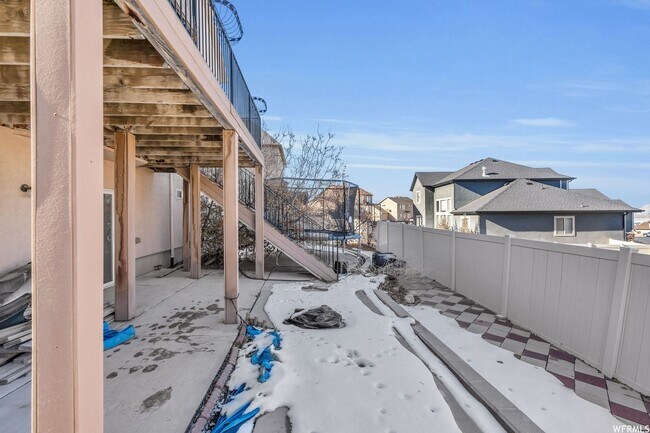Building Photo - AMAZING 2 STORY HOME w/ 4 CAR GARAGE!