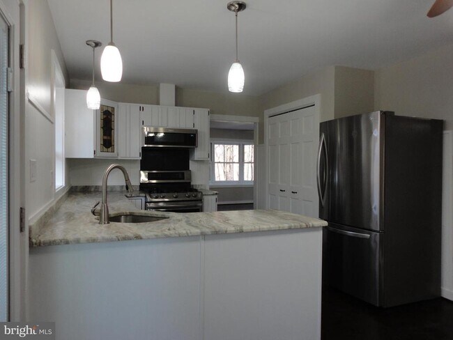 Building Photo - 814 Rustic Ln
