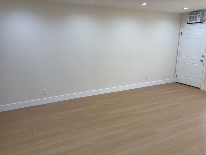 Building Photo - 1242 N New Hampshire Ave