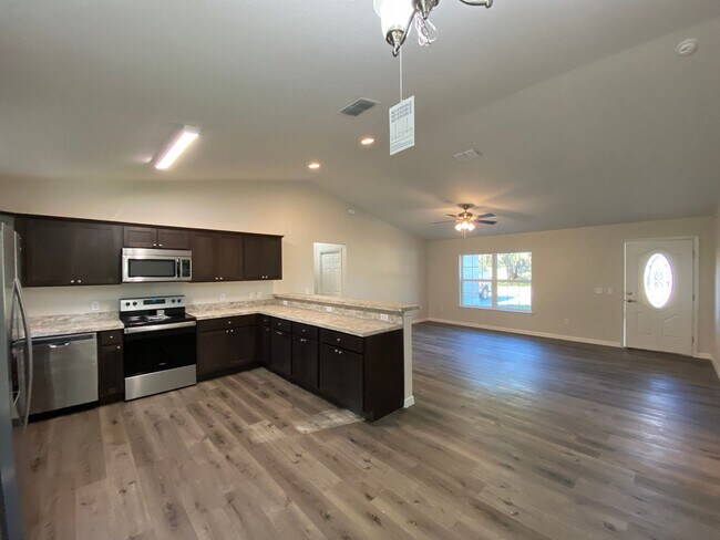 Building Photo - Custom Home - Desirable SE Ocala Neighborh...