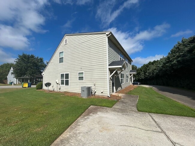 Building Photo - BRIDGEWATER HOME! PRE-LEASING FOR AUGUST 2 2026! 1/2 Off Deposit!