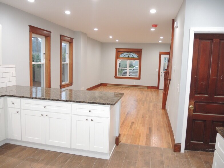 Building Photo - 1107 W Lincoln St