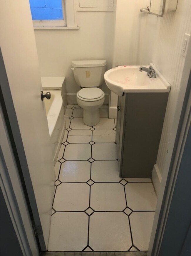 Building Photo - Lovely 3 bedroom 2 bathroom in St. Petersburg