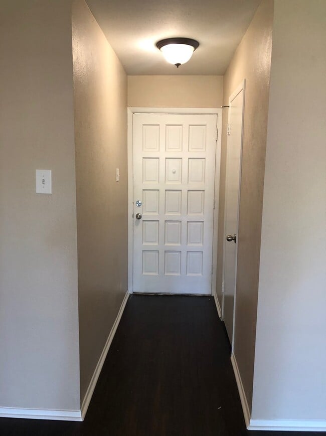 Building Photo - 3 Bedroom / 2 Bath / 2 Car Garage in Quiet...