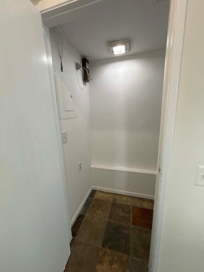 Building Photo - 915 Broadway St