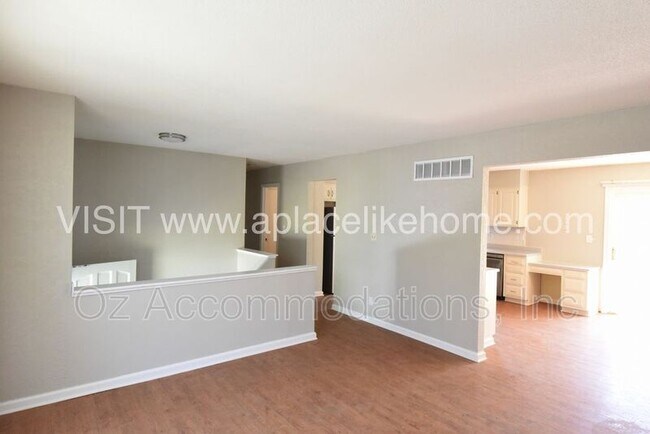 Building Photo - 1105 W Elm Terrace