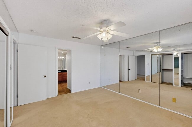 Building Photo - Spacious Townhome with Lake Views on a Pri...