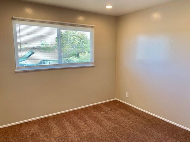 Building Photo - 4 bed 1.5 bath House in Richmond -- AVAILABLE NOW !!