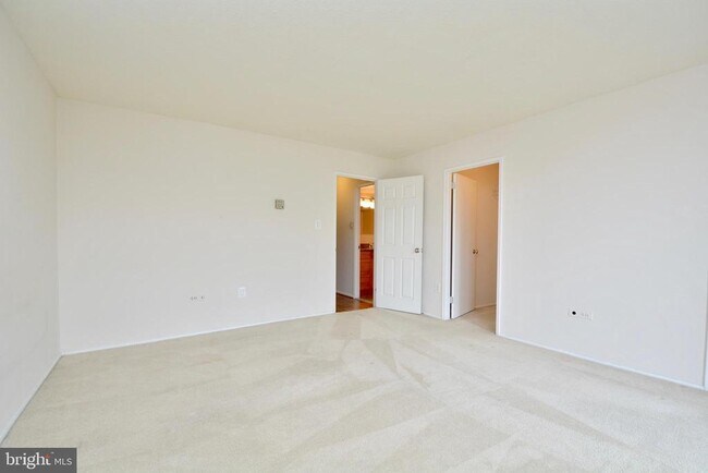 Building Photo - 4600 S Four Mile Run Dr