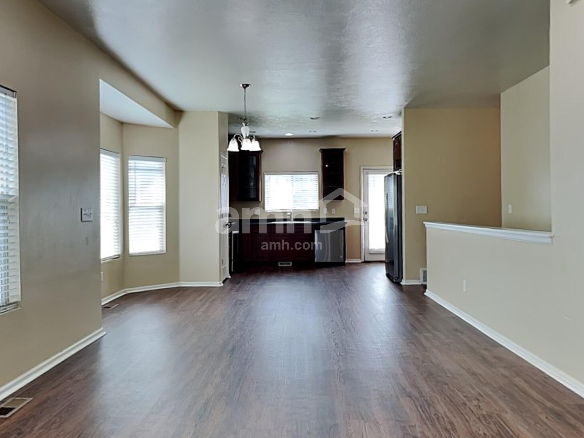 Building Photo - 31 W Clear Water Dr