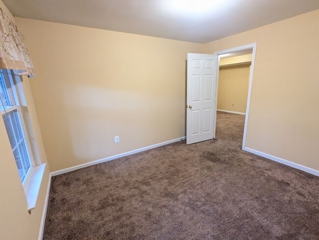 Building Photo - Townhouse in Spring Ridge community - OAKDALE school district - available before the holidays!